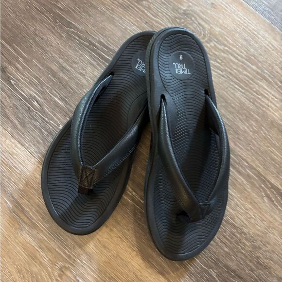 New Time & Tru MemoryFoam  Black Flip Flops Sz 9 - Picture 2 of 4